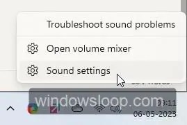 Clicar com o botão direito do mouse no ícone de volume na barra de tarefas.
Selecionar Dispositivos de reprodução.