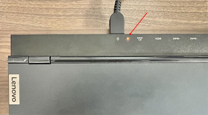 Conecte o cabo de alimentação ao laptop e à tomada.
Verifique se o indicador de carga da bateria acende quando o cabo de alimentação está conectado.