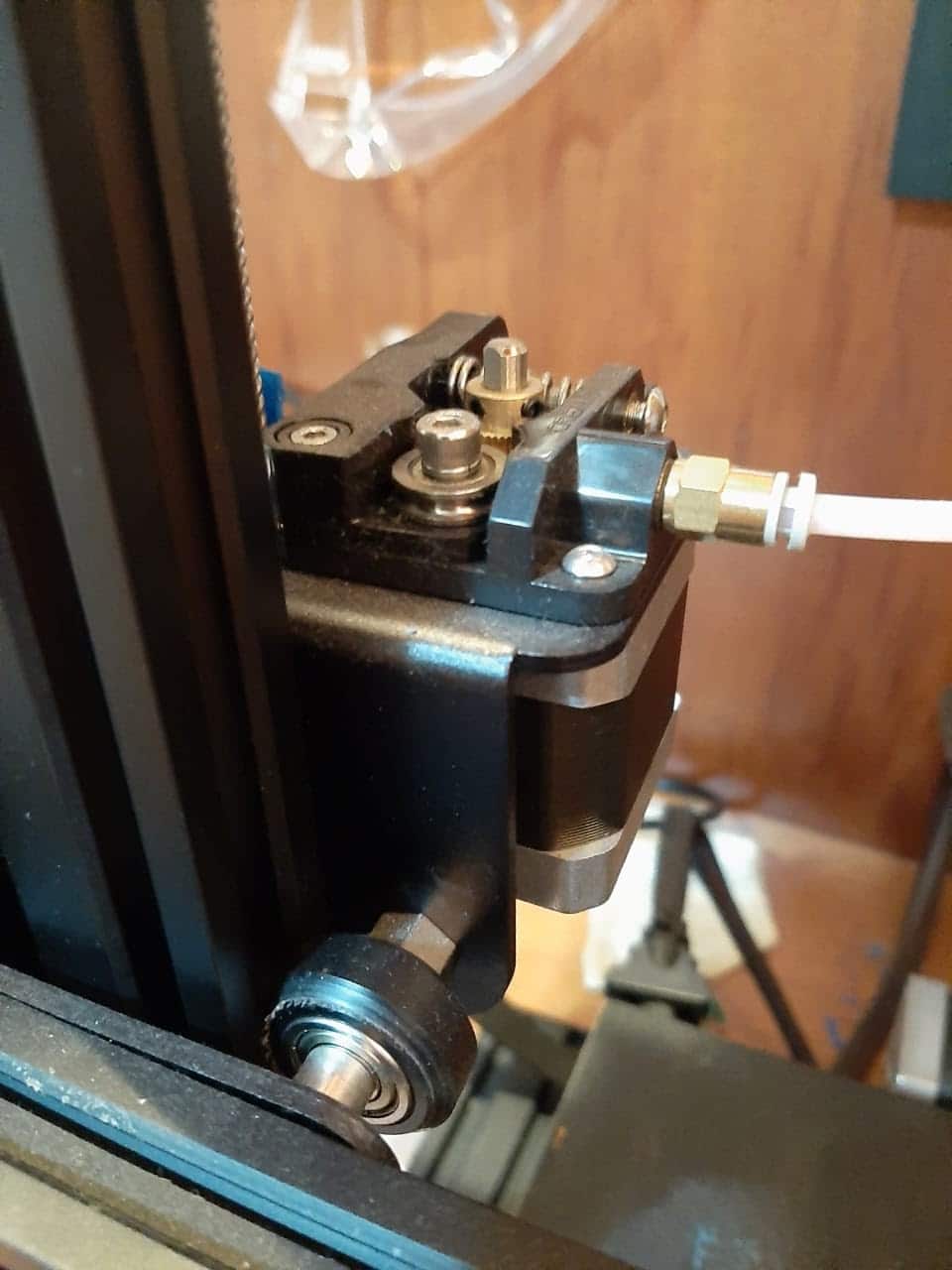 Desconecte qualquer cabo USB ou dispositivo USB conectado à impressora Ender 3.
Pare a impressão atual, se estiver em andamento, pressionando o botão Parar no painel de controle da impressora.