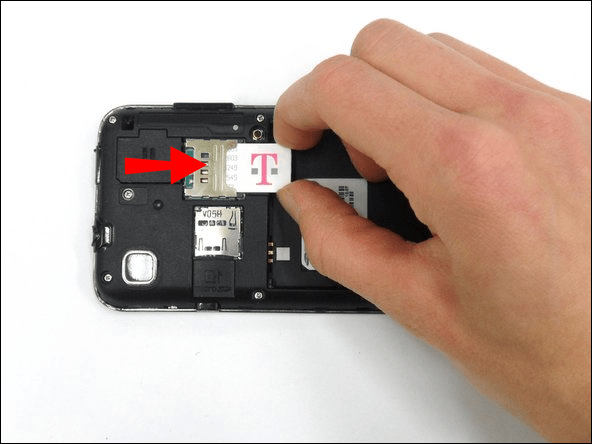 Desligue o dispositivo.
Remova o cartão SIM do slot.