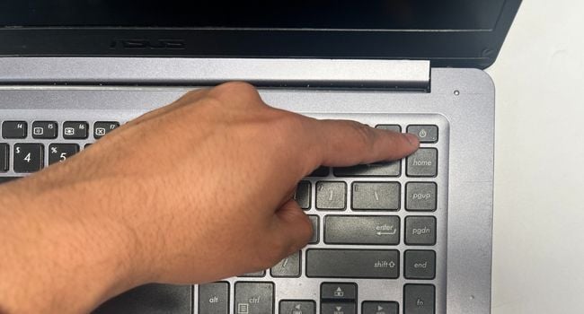 Desligue o laptop e desconecte o cabo de alimentação.
Use um pano macio e levemente umedecido com água para limpar suavemente a superfície do touchpad.