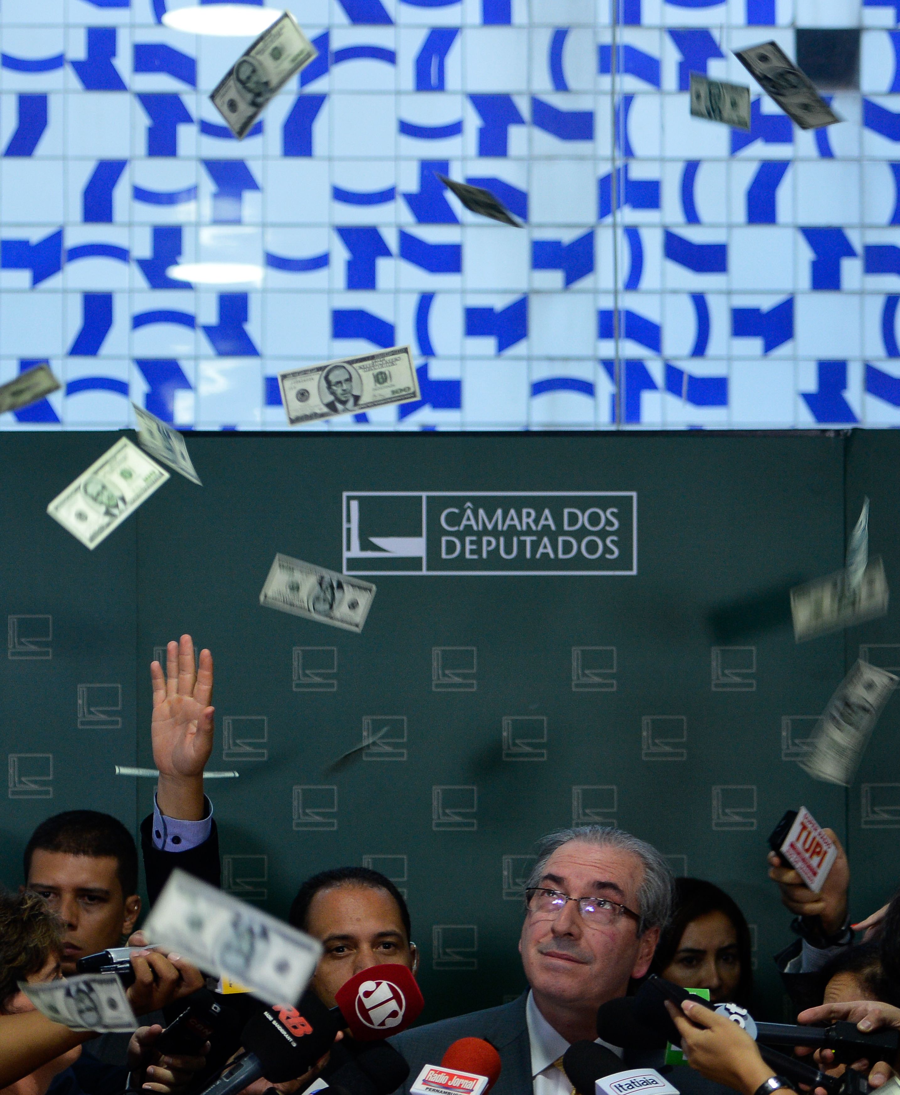 Políticos corruptos: Os escândalos de corrupção envolvendo políticos têm sido frequentes no Brasil.
Fraudes em licitações: Empresas corruptas muitas vezes manipulam processos de licitação para obter contratos.