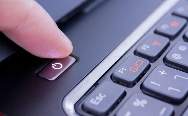 Pressionar e segurar o botão de energia até o laptop desligar completamente.
Após alguns segundos, pressionar o botão de energia novamente para ligar o laptop.