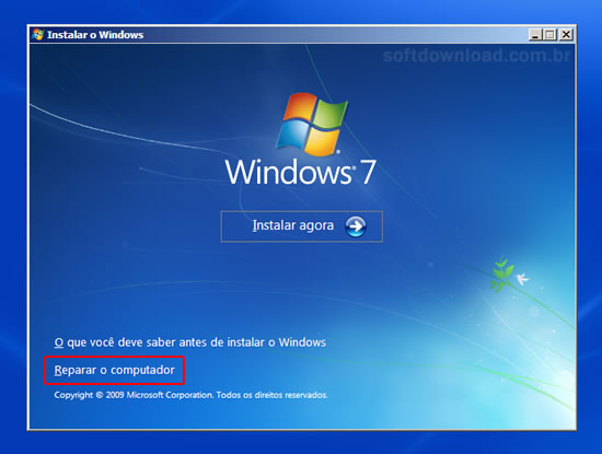 Realize um backup de todos os seus arquivos importantes.
Insira o disco de instalação do Windows 7.