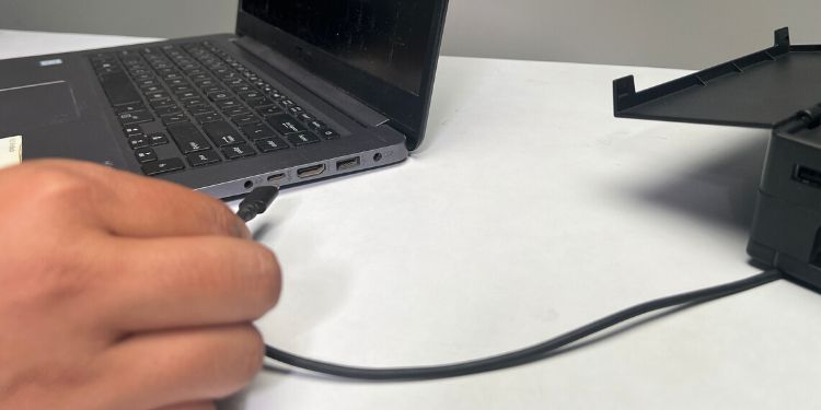 Se as portas USB continuarem sem funcionar, tente conectar os dispositivos USB em outras portas do laptop.
Verifique se os dispositivos USB estão funcionando corretamente em outros computadores.