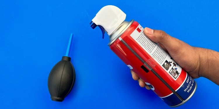 Se necessário, use uma lata de ar comprimido para remover detritos ou partículas pequenas.
Após limpar a porta USB, tente conectar o dispositivo novamente.