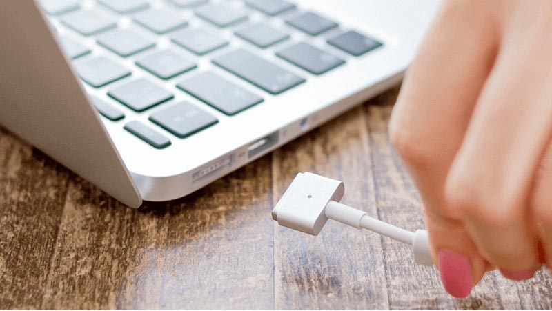 Verifique a conexão de energia: Certifique-se de que o cabo de alimentação esteja corretamente conectado ao MacBook Pro e à fonte de energia.
Pressione o botão de energia: Mantenha pressionado o botão de energia por alguns segundos para ver se o MacBook Pro liga.