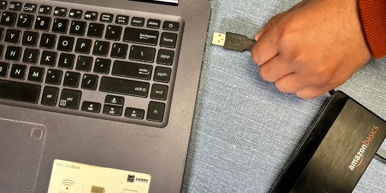 Verifique se as portas USB estão funcionando corretamente após a reinicialização.
Caso as portas USB ainda não estejam funcionando, tente atualizar o BIOS do laptop.