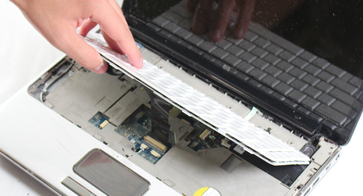 Verifique se há algum dano visível nas conexões do teclado ou nos cabos flexíveis
Limpe as conexões com um pano macio e seco