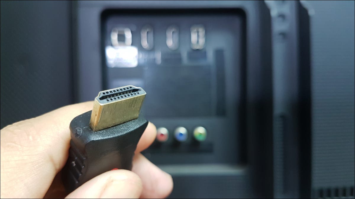 Verifique se o cabo HDMI está corretamente conectado tanto na porta do computador quanto na TV ou monitor.
Examine o cabo HDMI em busca de danos físicos como cortes, dobras ou rasgos.