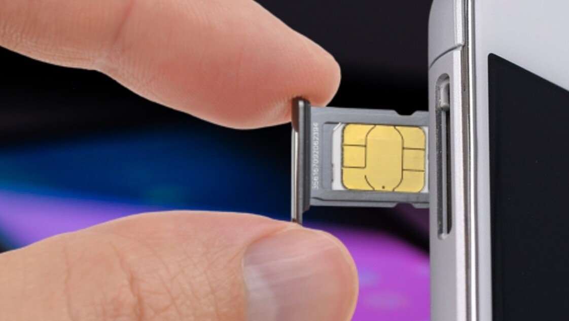 Verifique se o chip SIM não está danificado ou desgastado. Se necessário, substitua-o por um novo.
Realize uma atualização do software do celular, pois problemas de sinal podem ser corrigidos com atualizações.