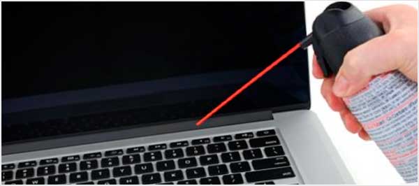 Verifique se o conector do laptop está limpo e livre de sujeira ou detritos.
Use uma lata de ar comprimido para remover qualquer sujeira ou poeira do conector.