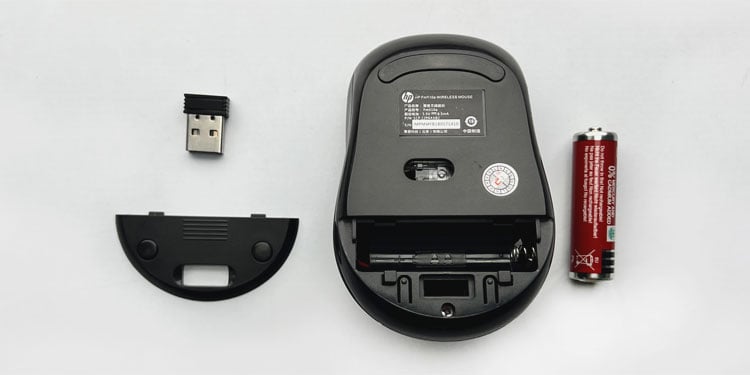 Verifique se o receptor USB está corretamente conectado à porta USB do computador.
Certifique-se de que não existem obstruções físicas entre o teclado e o receptor.